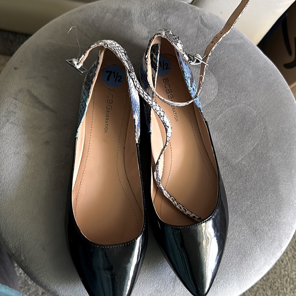 BCBG FLATS WITH ANKLE STRAP 7 1/2 narrow